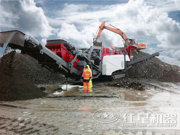 車頭牽著就跑的流動石子機(jī)馳騁于砂石廠1