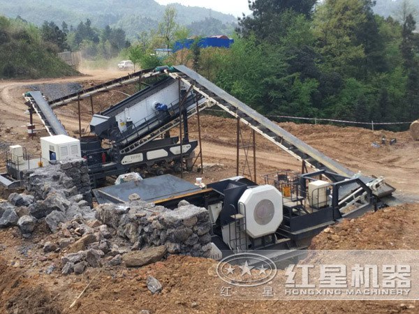 車頭牽著就跑的流動石子機(jī)馳騁于砂石廠2